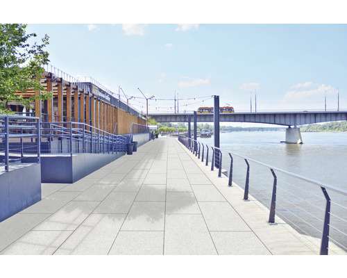 Außenbereich mit Pflastersteinen und Brücke