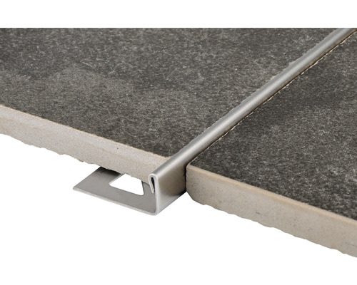 Fliesenprofil zwischen zwei Fliesen