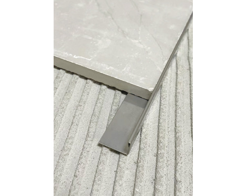 Fliesenprofil aus Metall neben Fliese