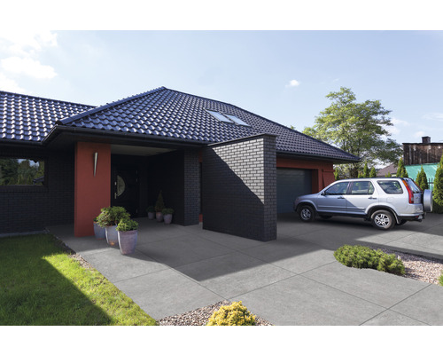 Einfamilienhaus mit gepflasterter Auffahrt und Garage