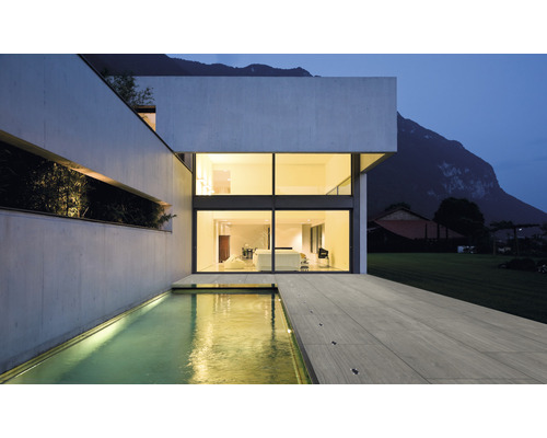 Modernes Haus mit Pool und großem Fenster zur Gartenseite