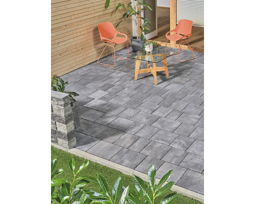 Terrasse mit Betonpflastersteinen, Gartentisch und Stühlen