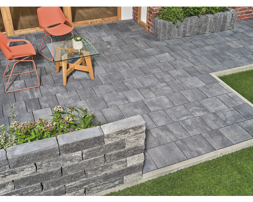 Terrassengestaltung mit Pflastersteinen, Gartenmöbeln und Pflanzenkübeln