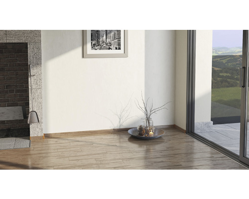 Heller Raum mit Kamin, Dekoration und einem Fenster zur Aussicht.