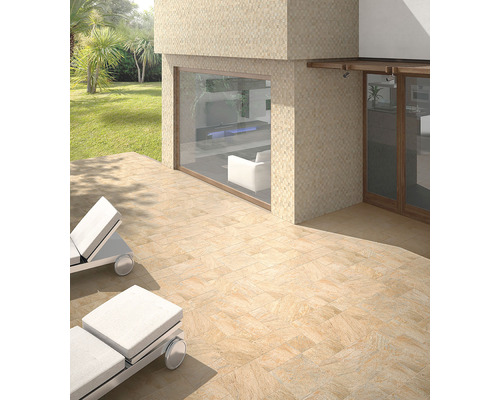 Außenbereich mit Bodenfliesen in Steinoptik und Liegestühlen