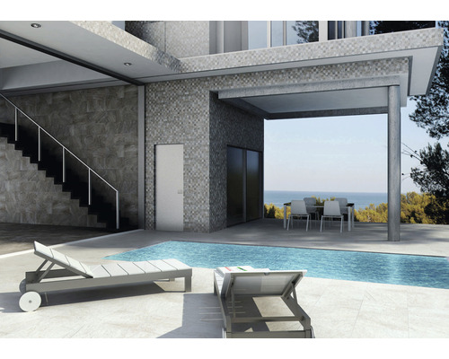 Außenbereich mit Pool, Liegestühlen und Sitzgruppe