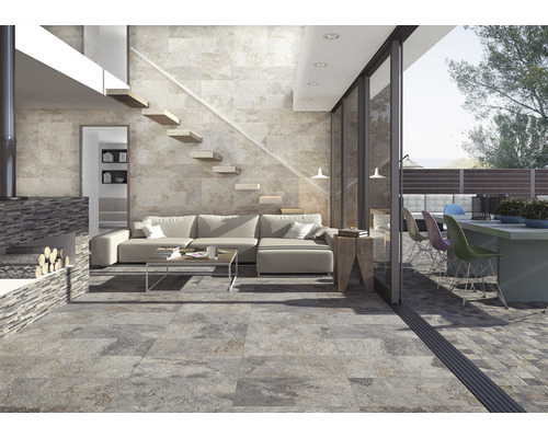 Wohnzimmer mit Steintreppenhaus, Sofa und Bodenfliesen