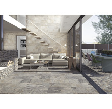 Helles Wohnzimmer mit Steintreppe, Sofa und Terrassentür auf einen Garten