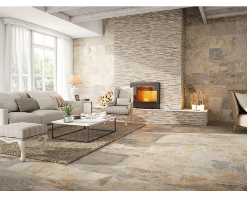 Wohnzimmer mit Kamin, Fliesenboden und passender Wandverkleidung für ein gemütliches Ambiente.