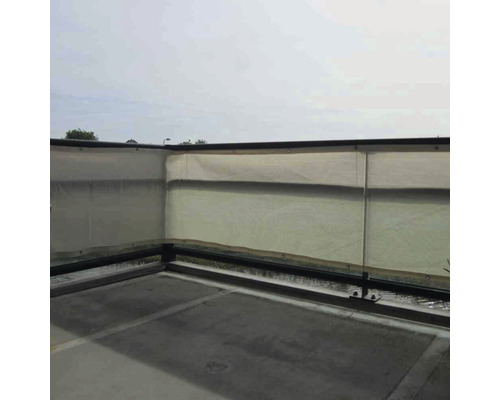 Außenansicht eines Balkons mit Sichtschutz