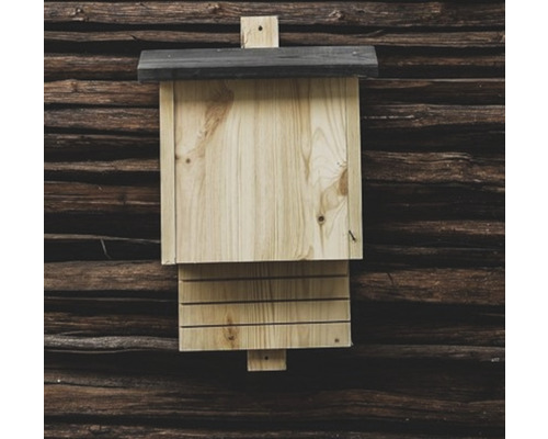 Fledermauskasten aus Holz an einer Holzwand