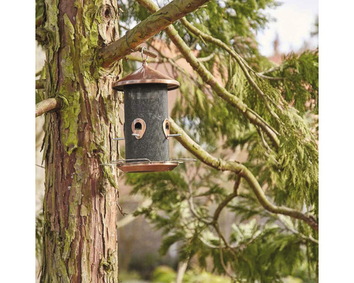 Vogelhaus aus Metall hängend an einem Baum