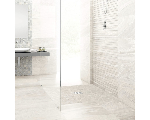 Helles Badezimmer mit Dusche, Waschtisch und Fliesen