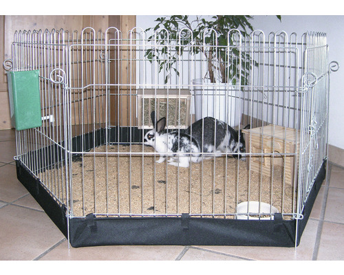 Freilaufgehege aus Metall mit zwei Kaninchen, Heuraufe, Futterraufe und Holzhäuschen