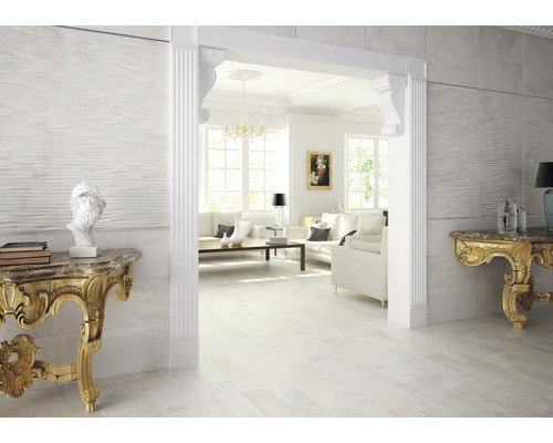 Heller Raum mit Wandfliesen in Wellenoptik, Bodenfliesen in Holzoptik und Durchgang zum Wohnzimmer.