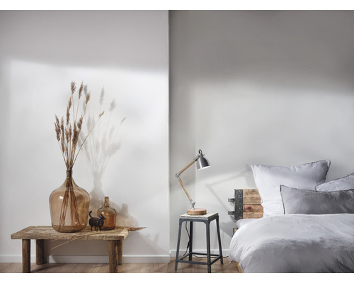 Helles Schlafzimmer mit Holzbett, Nachttischlampe und Dekoration auf einem Holztisch