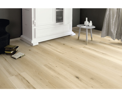 Verlegtes, helles Holzlaminat in einem Zimmer