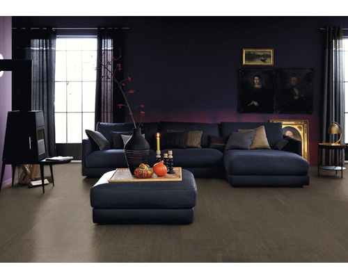 Wohnzimmer mit Sofa, Hocker, Kaminofen, Dekoration und Bodenbelag