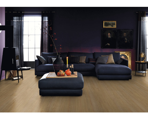 Wohnzimmer mit Sofa, Couchtisch und Holzboden