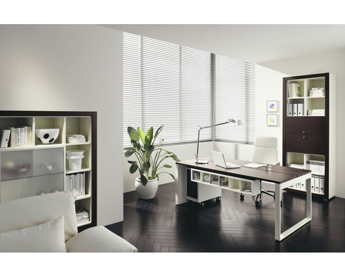 Helles Arbeitszimmer mit Schreibtisch, Stuhl und Regalen