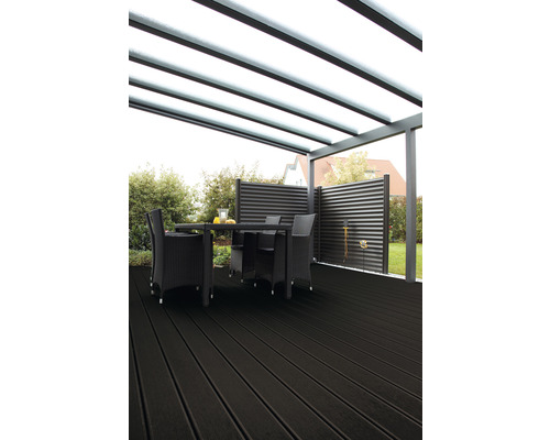 Terrasse mit Terrassendielen, Terrassenüberdachung, Sichtschutzwand und Sitzgruppe im Garten