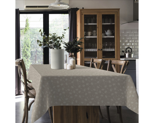 Esstisch mit floral gemusterter Tischdecke in einem Esszimmer