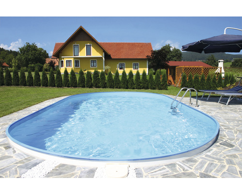 Ovales Schwimmbecken im Garten mit Haus im Hintergrund
