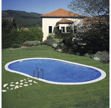 Ovaler Pool mit Leiter im Garten vor einem Haus.