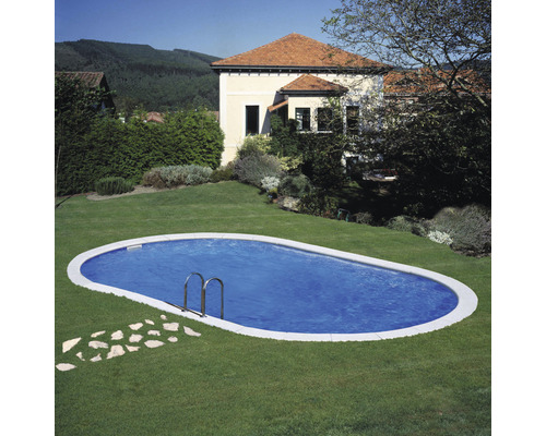 Ovaler Pool mit Leiter im Garten vor einem Haus.