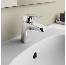 Glänzende Armatur auf einem Waschbecken