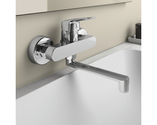 Wandmontierte Küchenarmatur aus Chrom über einem Waschbecken.