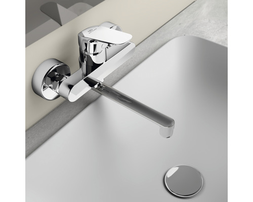 Wandarmatur aus Metall über einem Waschbecken