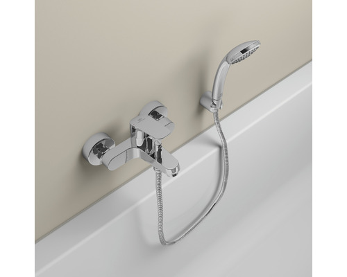 Aufputz-Badewannenarmatur mit Handbrause am Badewannenrand montiert