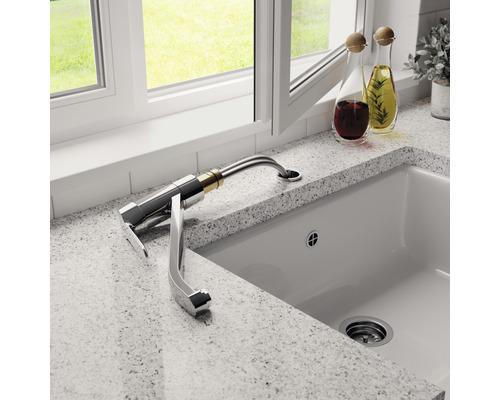 Küchenspüle mit Wasserhahn auf Arbeitsplatte