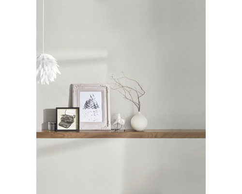Wandgestaltung mit Bildern, Dekoration und einem Regal