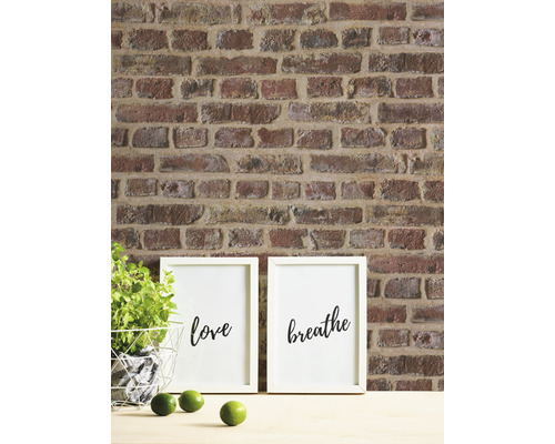 Wandgestaltung mit Backstein Tapete, Bilderrahmen mit den Wörtern Liebe und Atmen, Topfpflanze und Limetten