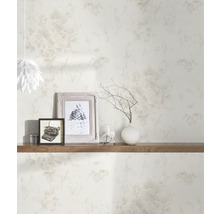 Wohnraum mit Blumentapete, dekoriert mit Bildern, einer Vase und einem Ventilator auf einem Holzregal.