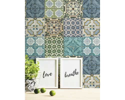 Dekorative Fliesenmuster-Tapete mit Bilderrahmen und Pflanze
