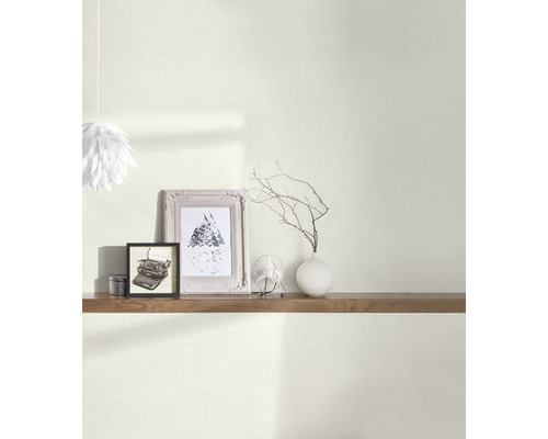 Helle Tapete mit Textiloptik im Raum