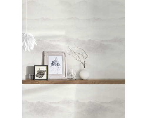 Wandgestaltung mit Tapete und Dekoration auf einem Regal