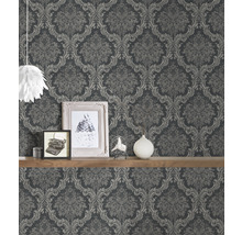 Tapete mit Ornamentmuster an einer Wand