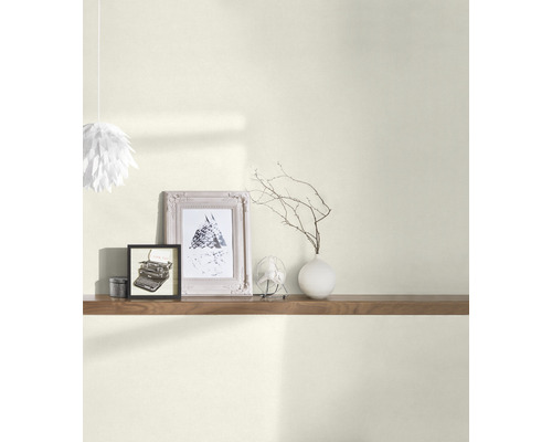 Wohnraum mit einem Regal, Bildern und einer Lampe