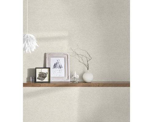 Raumansicht mit Textiltapete und Dekoration auf einem Holzregal