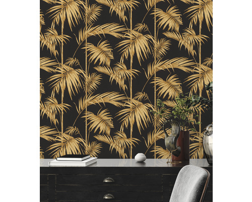 Innenraum mit schwarzer Palmenblatt-Tapete hinter einem Schreibtisch