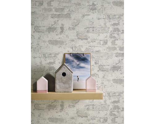 Wandgestaltung mit Tapete in Backsteinoptik, Holzregal, Deko-Häusern und Bild