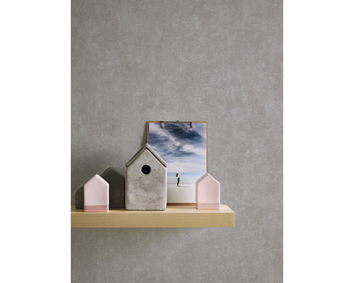 Dekorative Häuser und ein Bild auf einem Regal.