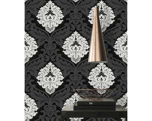 Tapete mit floralem Muster und einer Hängelampe in einem Raum.