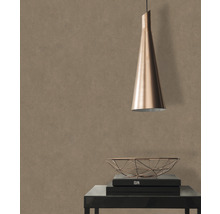 Szene mit Lampe, Schale und Tapete