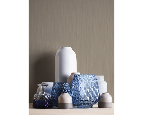 Verschiedene dekorative Vasen in unterschiedlichen Formen und Materialien