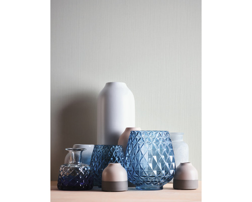 Anordnung verschiedener Vasen aus Glas und Keramik